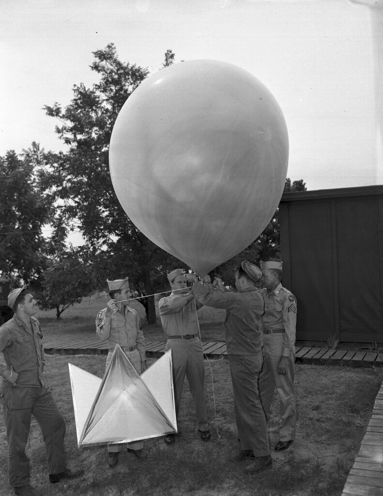 weather-balloon_0-791x1024 Caso Roswell: A Verdade por Trás do Maior Mistério UFO da História